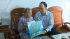 Chủ tịch UBND huyện Trần Minh Trí thăm, tặng quà gia đình chính sách tại xã Hòa Đồng