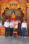 Lãnh đạo Đảng ủy, HĐND, UBND, UBMT TQVN xã Hòa Đồng thăm, tặng quà nhân dịp Lễ Phật đản năm 2024